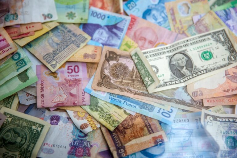 Mengapa simpan uang berisiko dibanding emas