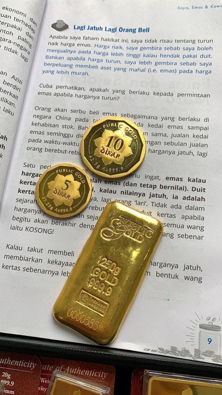 Koin dan batangan emas Public Gold melambangkan dampak impor emas China terhadap harga emas dunia