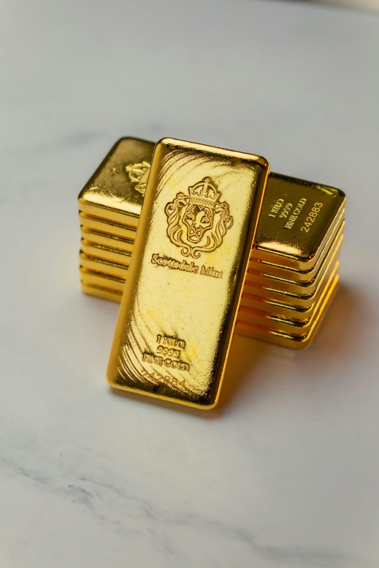 Koreksi harga emas 2026 - tumpukan batangan emas sebagai ilustrasi investasi dan lindung nilai
