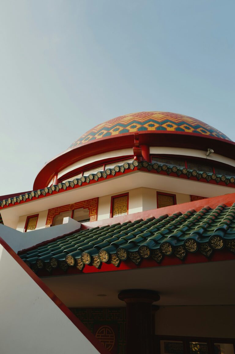 Kubah masjid megah melambangkan pentingnya literasi keuangan syariah bagi masyarakat Indonesia