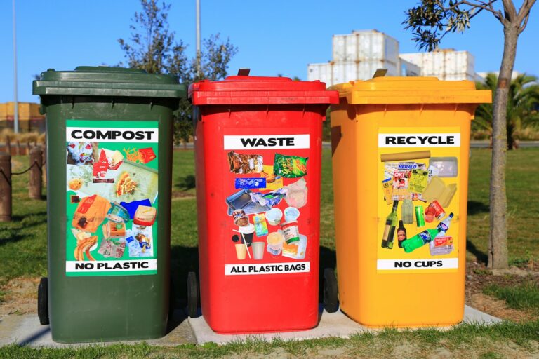 Tempat sampah warna-warni untuk memilah sampah sebagai langkah awal menabung emas dari sampah lewat bank sampah