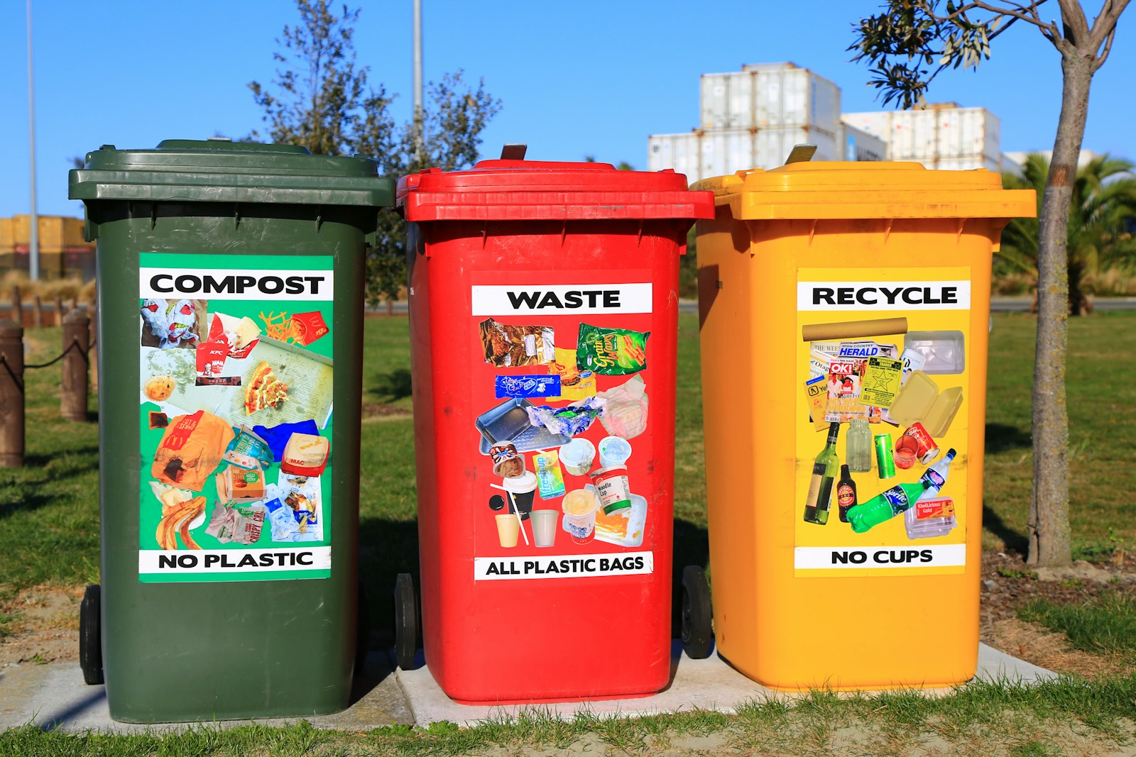 Tempat sampah warna-warni untuk memilah sampah sebagai langkah awal menabung emas dari sampah lewat bank sampah