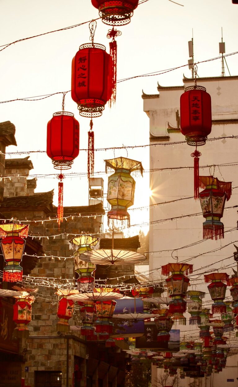 Lampion merah dan emas melambangkan permintaan emas musiman saat perayaan Golden Week di China