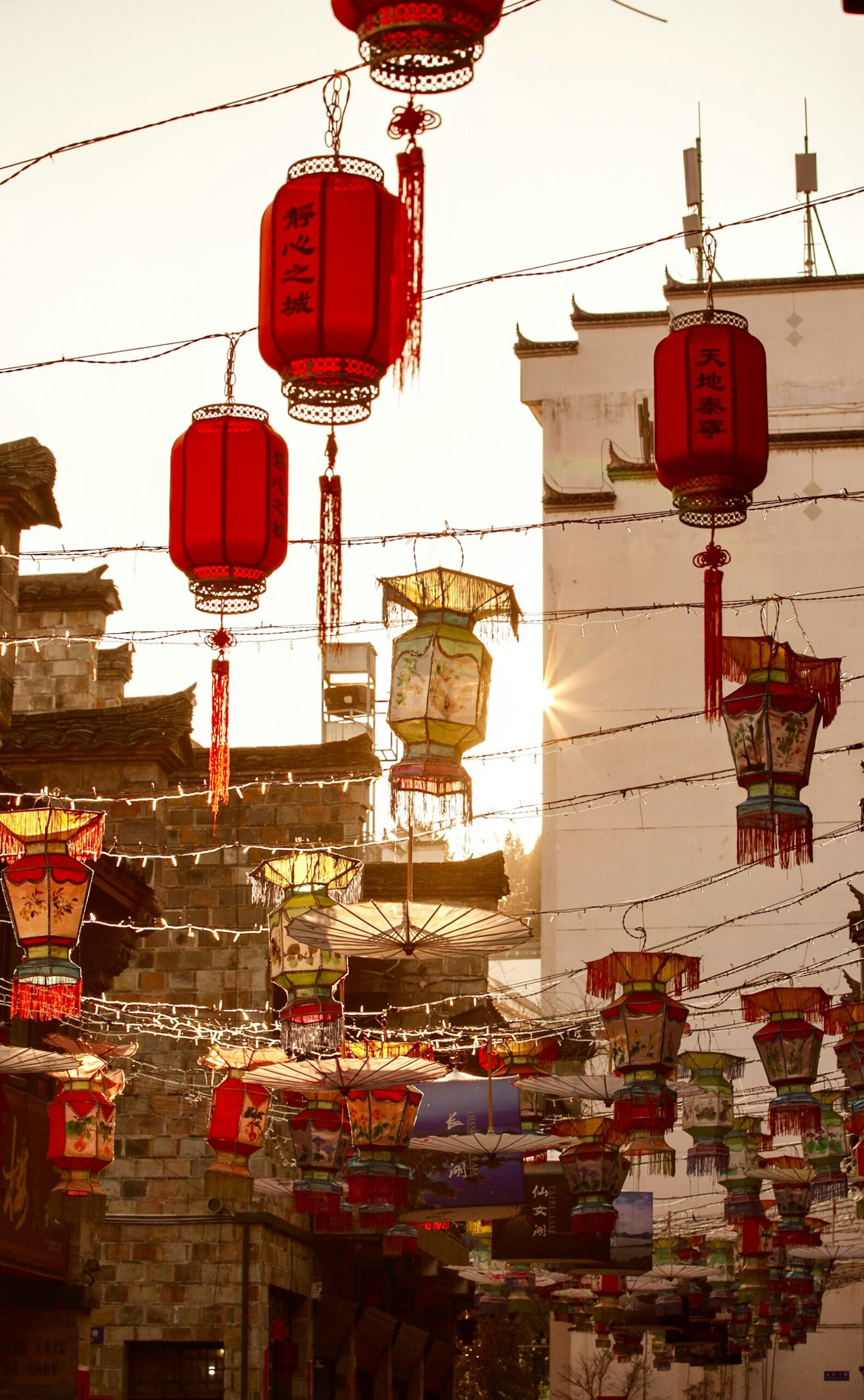 Lampion merah dan emas melambangkan permintaan emas musiman saat perayaan Golden Week di China