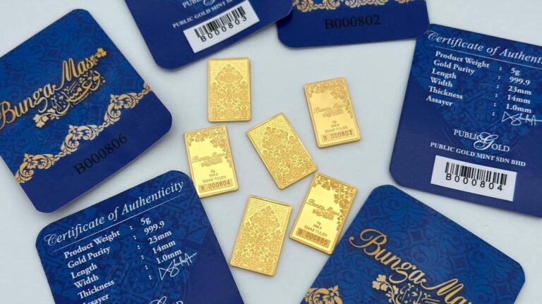 Cek keaslian emas: kartu Certificate of Authenticity Public Gold berisi nomor seri dan kadar 999.9 di samping emas batangan