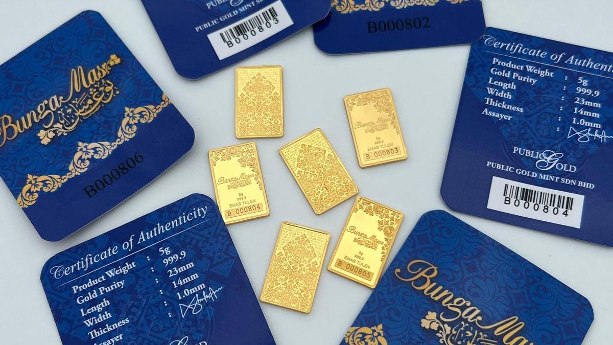 Cek keaslian emas: kartu Certificate of Authenticity Public Gold berisi nomor seri dan kadar 999.9 di samping emas batangan