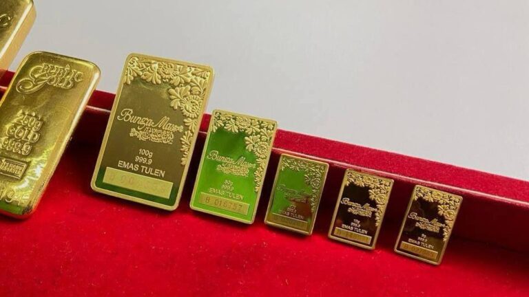 Emas batangan Public Gold ukuran 250 gram hingga 5 gram di atas kotak merah, ilustrasi kabar duti import emas Malaysia 2026.