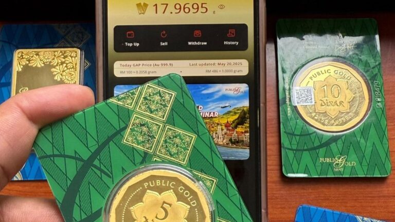 Emas batangan, koin dinar, dan layar aplikasi saldo emas digital, ilustrasi tokenisasi emas yang lulus uji coba OJK.
