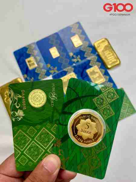 Kartu emas Public Gold kecil sebagai simbol keuangan pedagang pasar yang menabung dari keuntungan harian secara konsisten