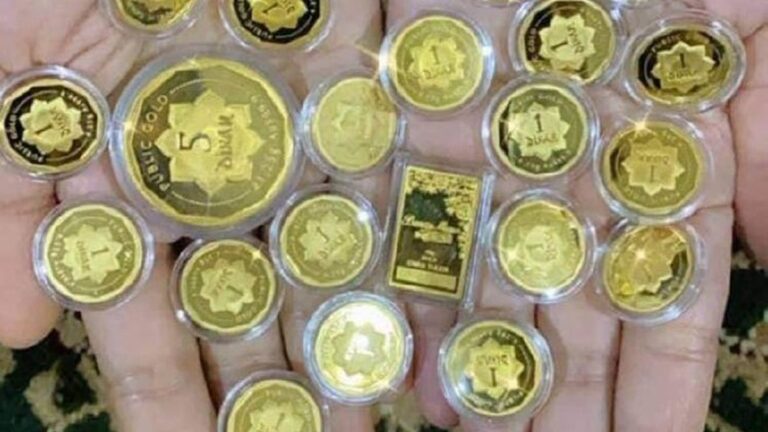 Telapak tangan memegang koin emas Public Gold, gambaran pilihan menabung emas vs barang konsumtif