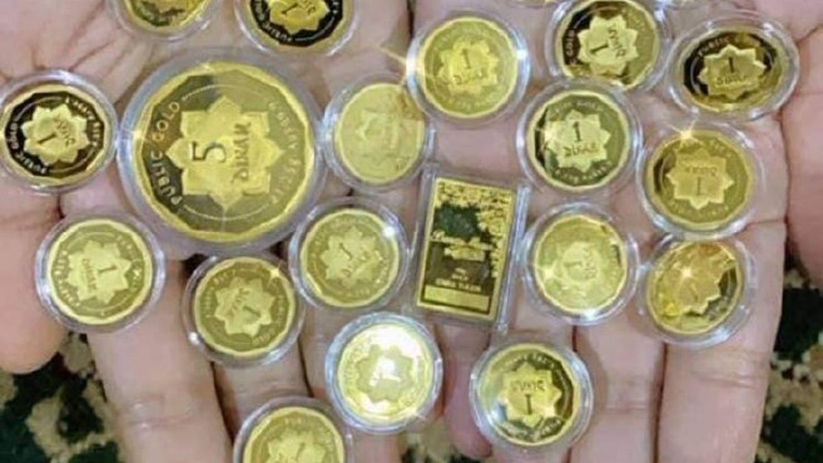 Telapak tangan memegang koin emas Public Gold, gambaran pilihan menabung emas vs barang konsumtif