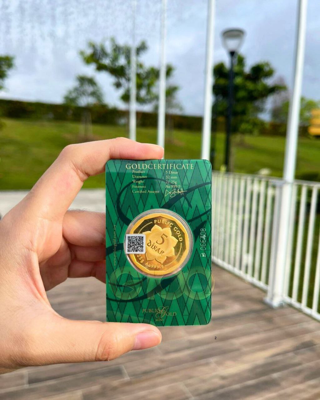 Ilustrasi penipuan OTP dan keamanan transaksi digital perbankan dengan emas batangan Public Gold sebagai aset aman