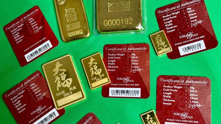 Emas batangan Public Gold berbagai ukuran dengan sertifikat resmi, ilustrasi psikologi uang dan kebiasaan menabung emas